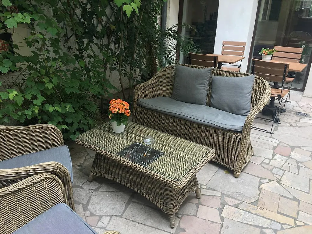 ***  Hotel Central Avignon France