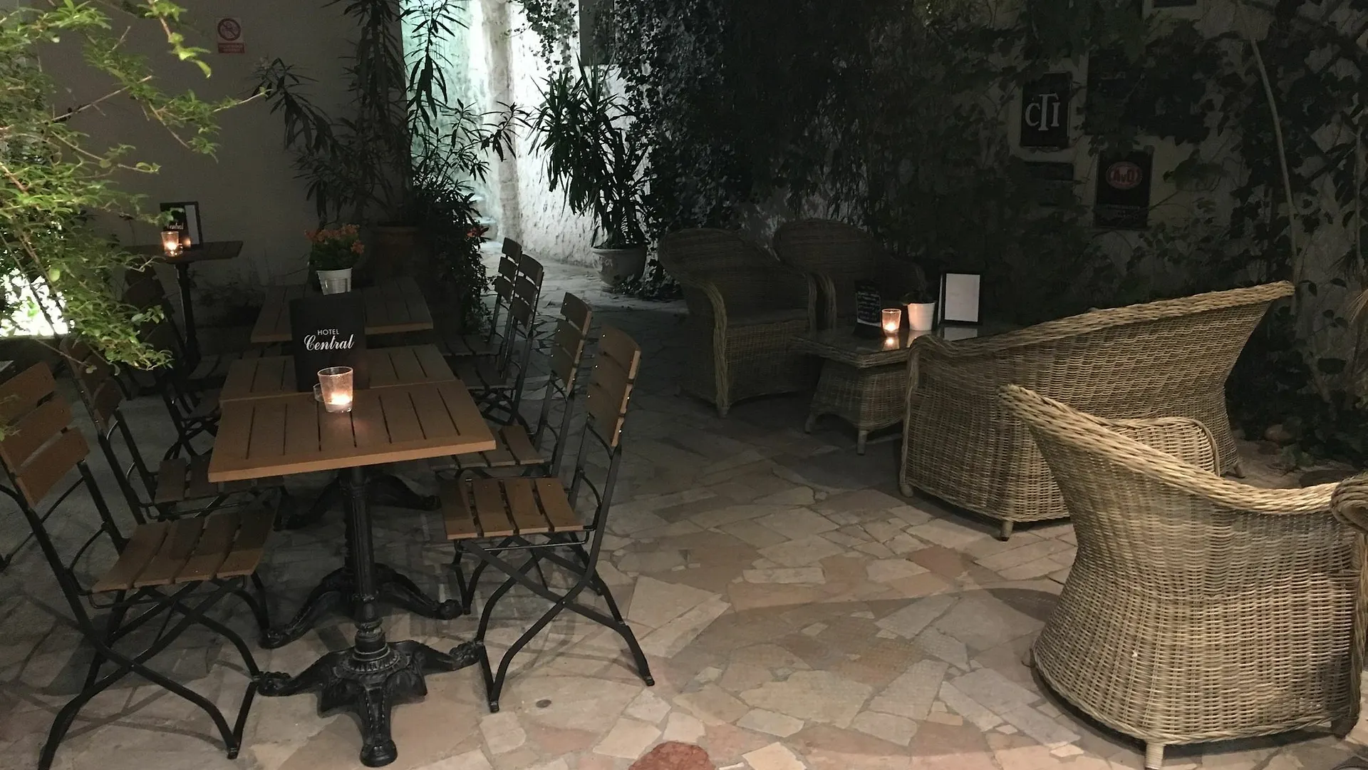Hotel Central Avignon 3*,  France